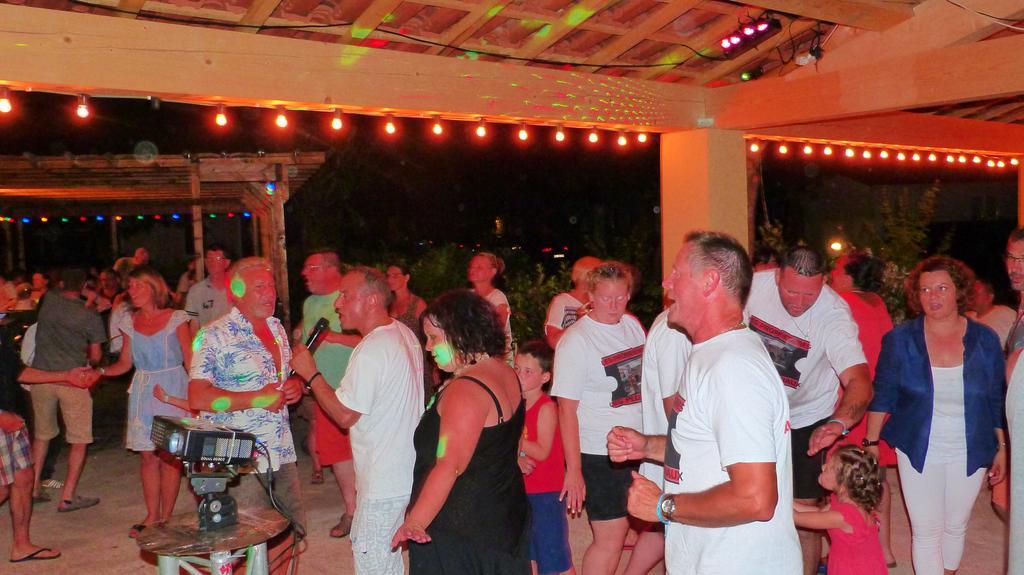 Camping La Vidaresse Ξενοδοχείο Sainte-Anastasie-sur-Issole Εξωτερικό φωτογραφία